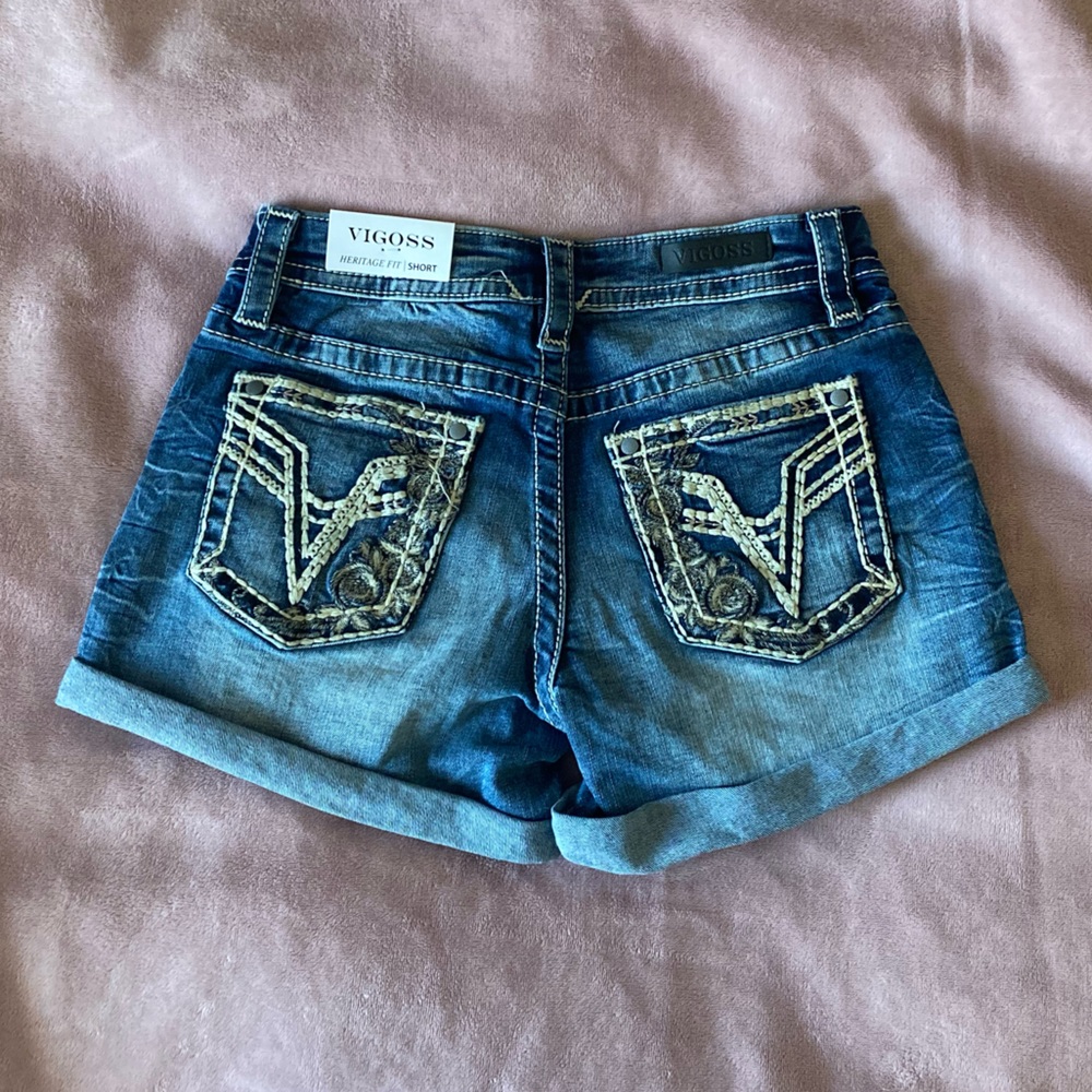 Vigoss heritage flower embroidered mid rise 3.5in short